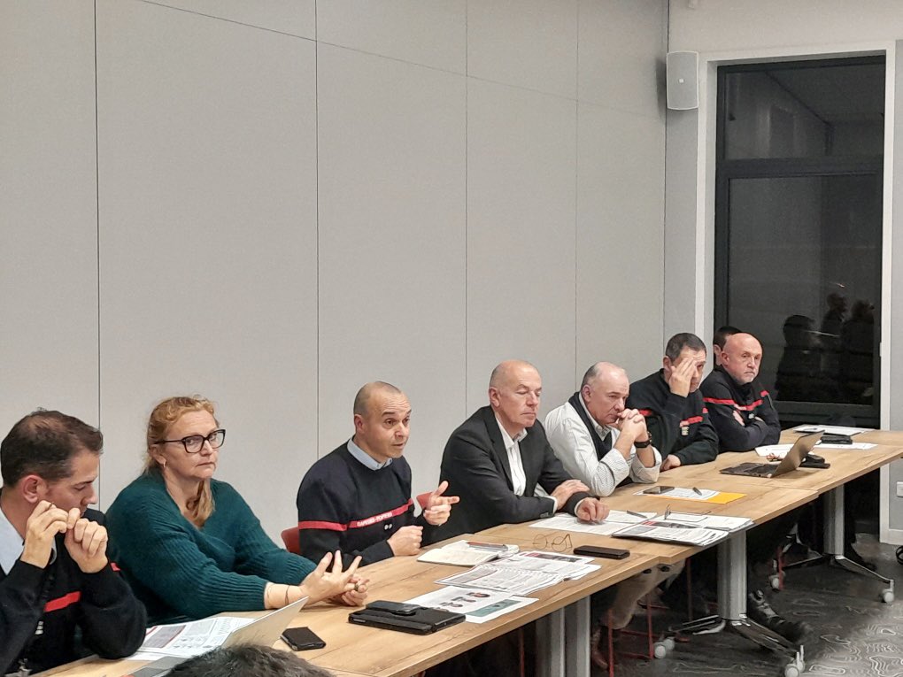 Michel_MENARD's tweet photo. Journée #SDIS44 : réunion d'arbitrage avec le contrôleur général, présentations du schéma départemental d'analyse et de couverture des risques dans les communautés de communes de #SèvreEtLoire et de l’agglo #ClissonSèvreEtMaine. Le SDIS44 au plus proche des territoires. https://t.co/kjcvSyBZk2