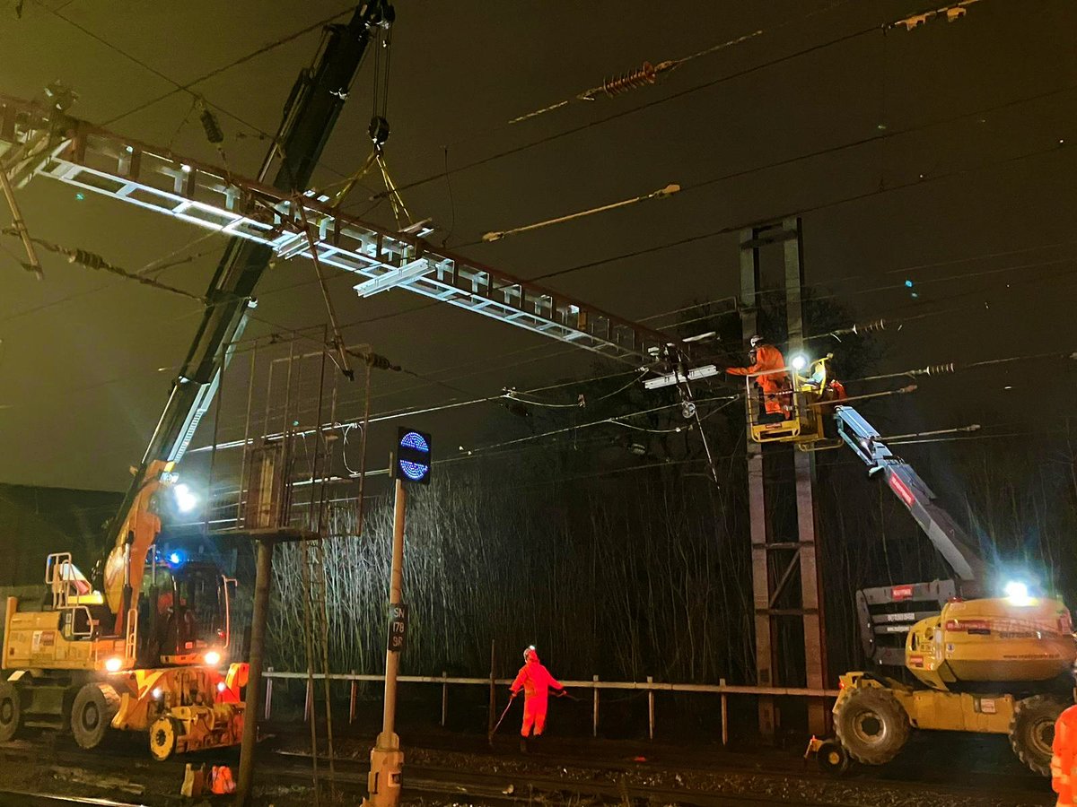 ColasRailUK's tweet photo. π·π·ββοΈ Working over the Christmas period, SRSA's #TeamOOC collaborated with our Enhancements team to install 3 new structures at #Acton Station. Replacing headspan wires to increase reliability, reduce risk and improve services for passengers.
πΈ: Andrew Fleming
#ColasRailShares https://t.co/Tgpxb2cNE5