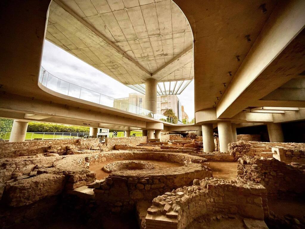 TravelTailorCo's tweet photo. Too wet to climb the hill, so the #Acropolis Museum was a lovely, relaxing alternative on a rainy winter day in #Athens https://t.co/wBaer11qxa https://t.co/JNmmajujvD