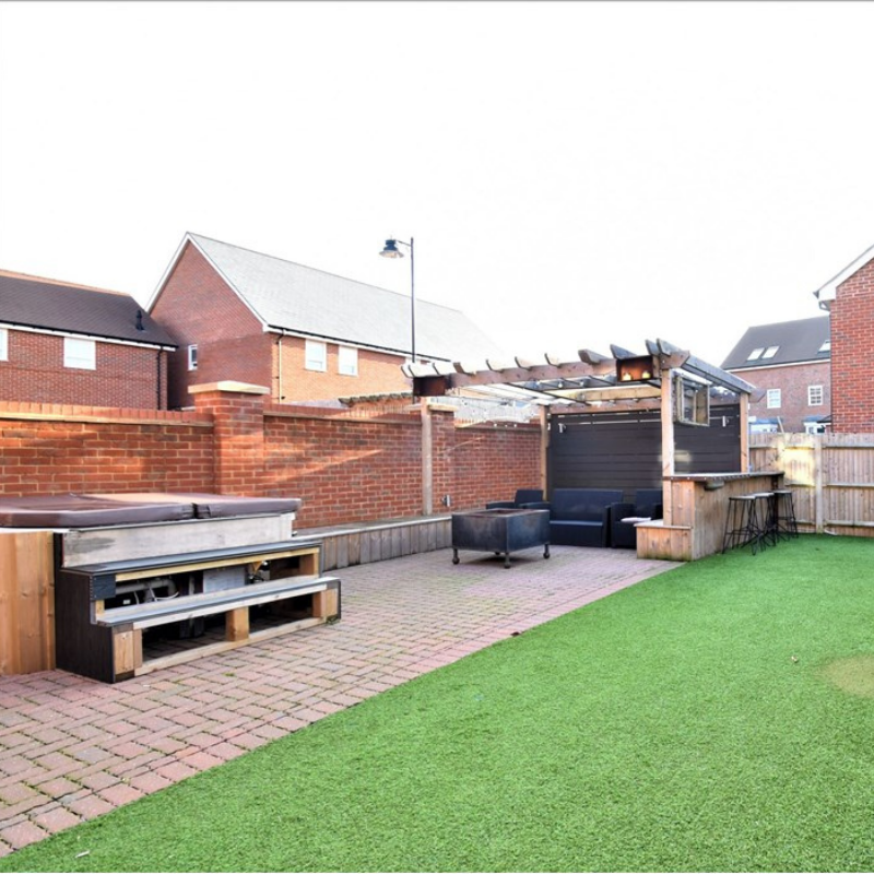 We are delighted to offer this stunning three bedroom, three storey semi-detached house.

To bid, or for more information, visit ultimateconnexions.pattinson.co.uk/property?id=40…