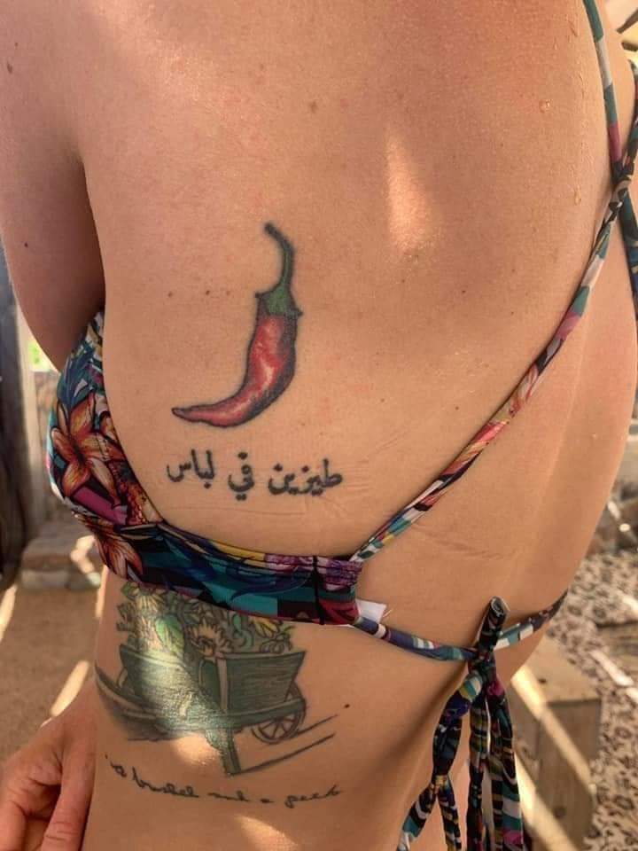 Mohe35705511's tweet photo. بنتين أجانب طلبوا من واحد يعملهم تاتوه بالمصري عشان يعبروا عن علاقتهم ببعض ، قسماً بالله احنا غلط علي الكوكب ده😂. https://t.co/rxivgNDFD5