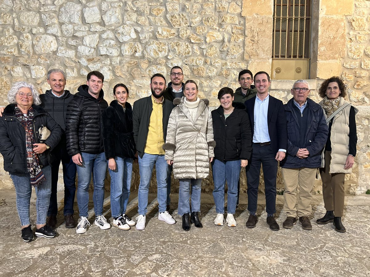 Els problemes que preocupen a la gent, les necessitats i les oportunitats d’un poble com #Mancor de la Vall. Reunió avui de la junta directiva amb la presidenta <a href="/MargaProhens/">Marga Prohens</a> i <a href="/Ll_Galmes/">Llorenç Galmés</a>. El #canvi ja és aquí.