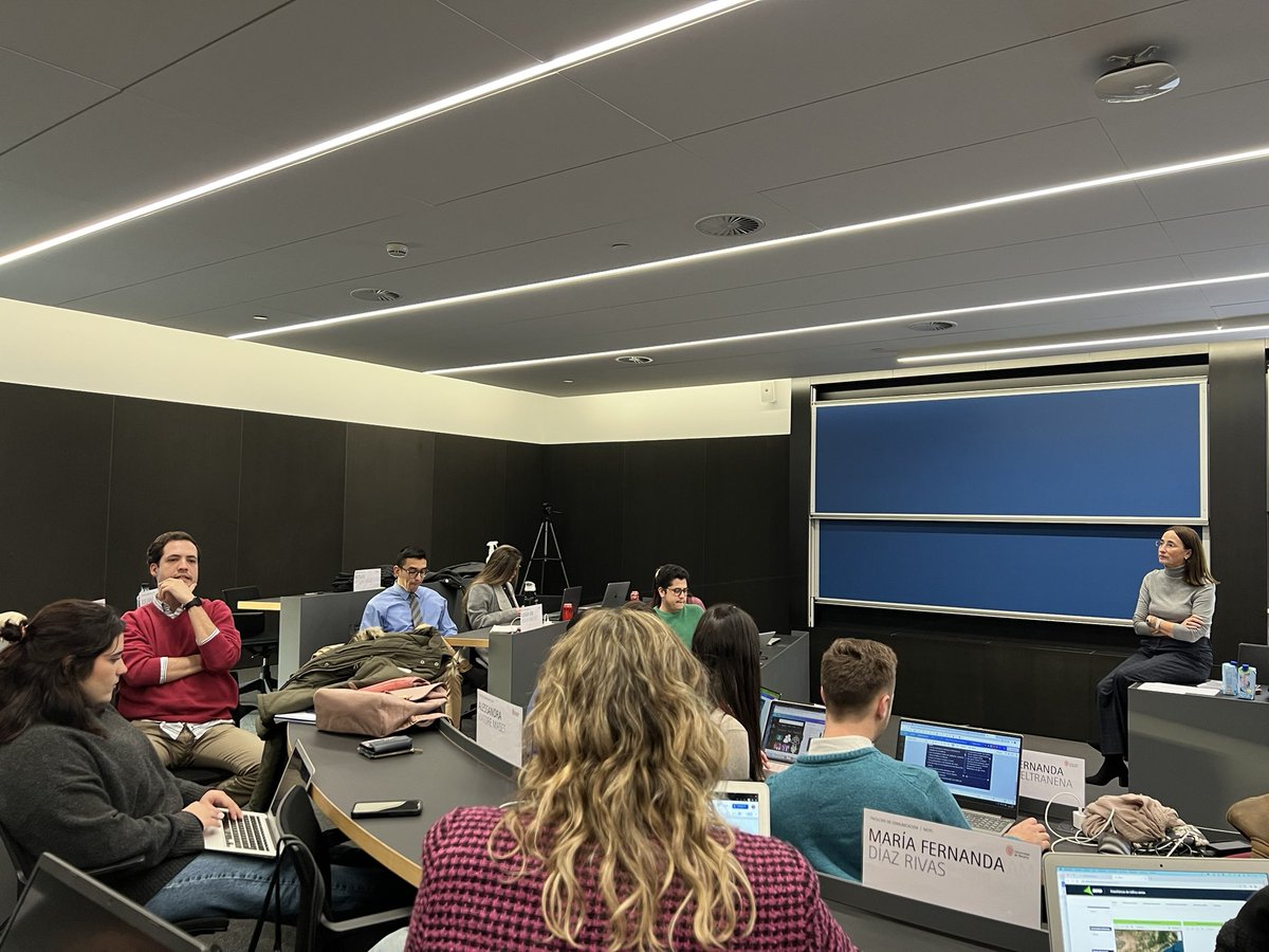 Jessiquilla's tweet image. ¡Primera clase de enero 2023 #mcpc! 

Interesante intercambio de ideas y discusiones en torno al marketing online con @csadaba, Decana de la @fcomunav y una maestra brillante.

Lentamente empieza la carrera 🏃🏽‍♀️ hacia el final de este Máster 📚