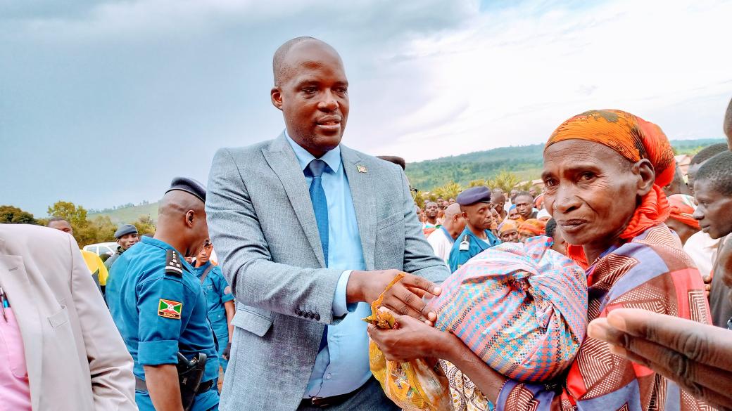 BuhumuzaProvinc's tweet photo. Mugusozera buramatari wa @MuyingaProvince Jean Claude #Barutwanayo yaciye atanga ibigori bingana n'itoni 2 kuri bantahonikora bangana 300.
👉Ivyo bigori vyari vyafatanywe umudandaza ariko arabigurira abenegihugu muri bimwe leta yagurisha k'ubenegihugu.
#Mwakiro
@MininterInfosBi https://t.co/9HotH87s3i
