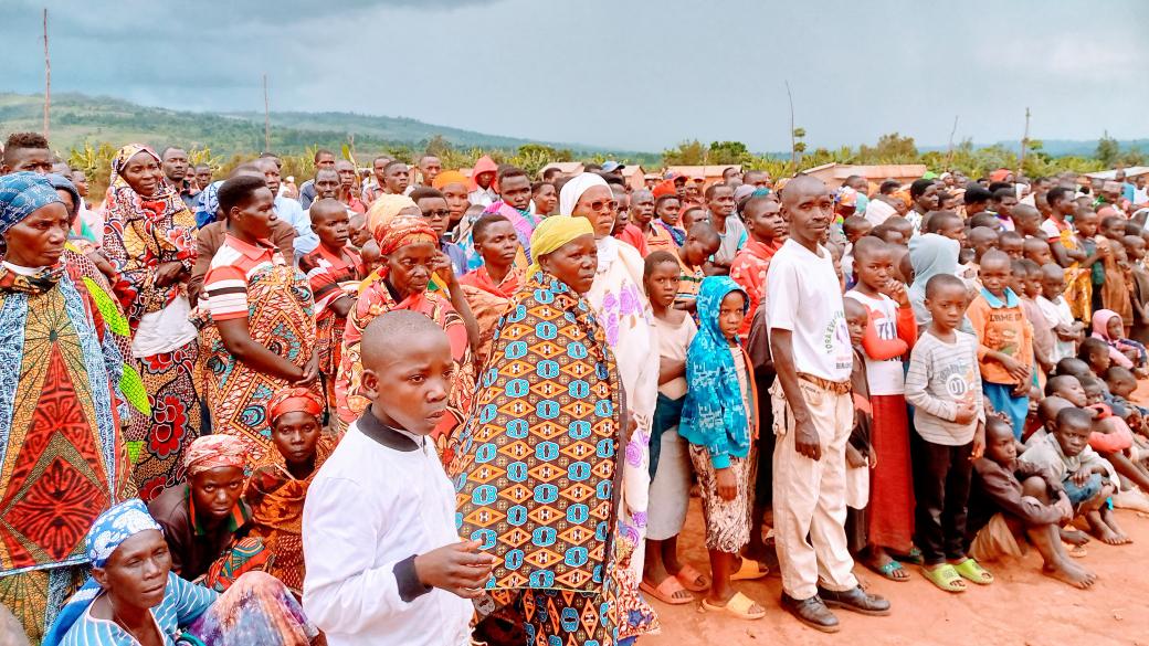 BuhumuzaProvinc's tweet photo. Mugusozera buramatari wa @MuyingaProvince Jean Claude #Barutwanayo yaciye atanga ibigori bingana n'itoni 2 kuri bantahonikora bangana 300.
👉Ivyo bigori vyari vyafatanywe umudandaza ariko arabigurira abenegihugu muri bimwe leta yagurisha k'ubenegihugu.
#Mwakiro
@MininterInfosBi https://t.co/9HotH87s3i