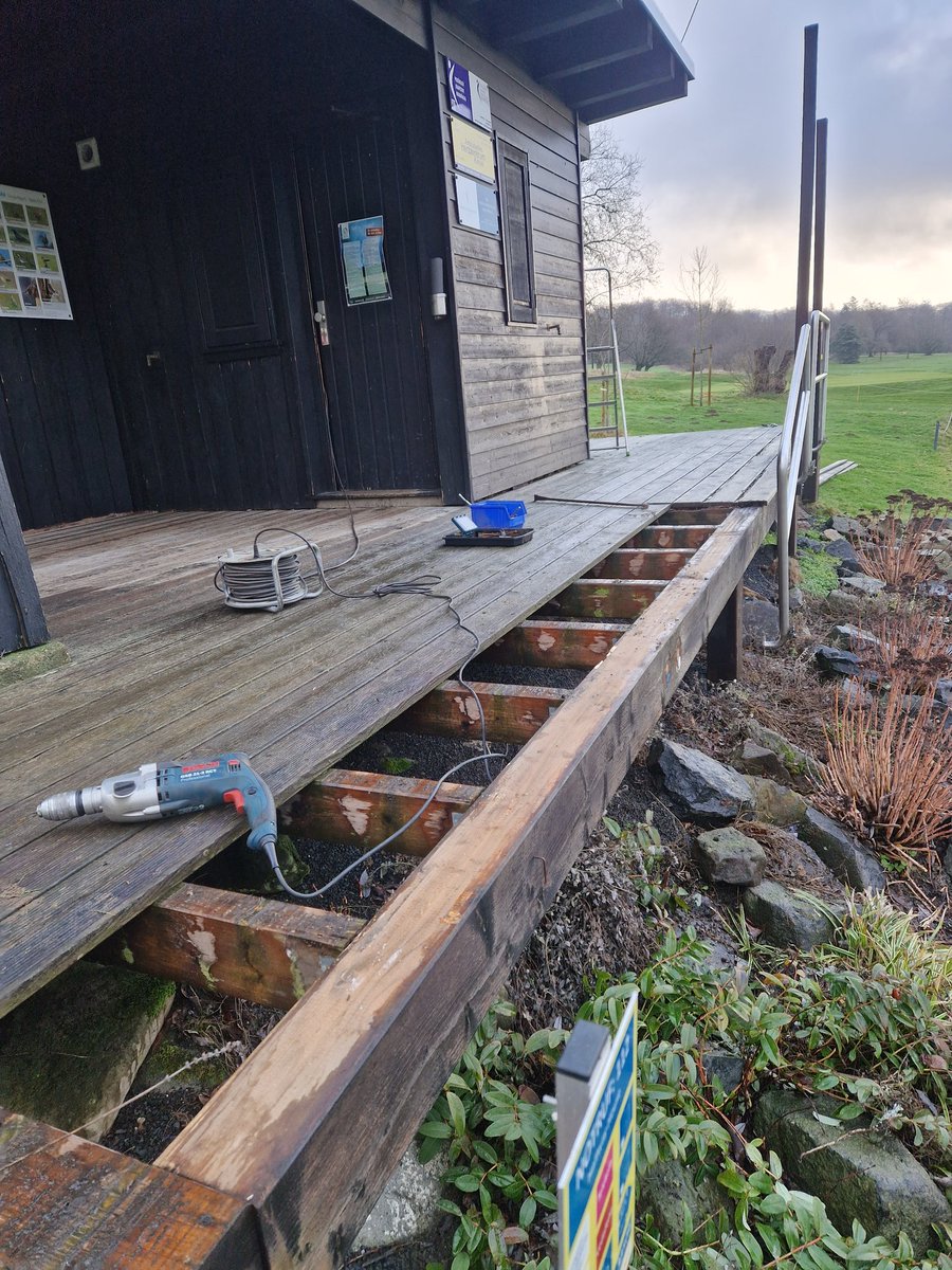 KSgreenkeeper's tweet photo. Wir haben den Tag damit verbracht, die Terrasse des Halfway-Hauses abzubauen. #greenkeepingkassel #golf #improvingthecourse #teamwork #notonlygrass #golfclubkassel @LukasDittmann4 @DamrowLucas https://t.co/Bb7HaAZnpb