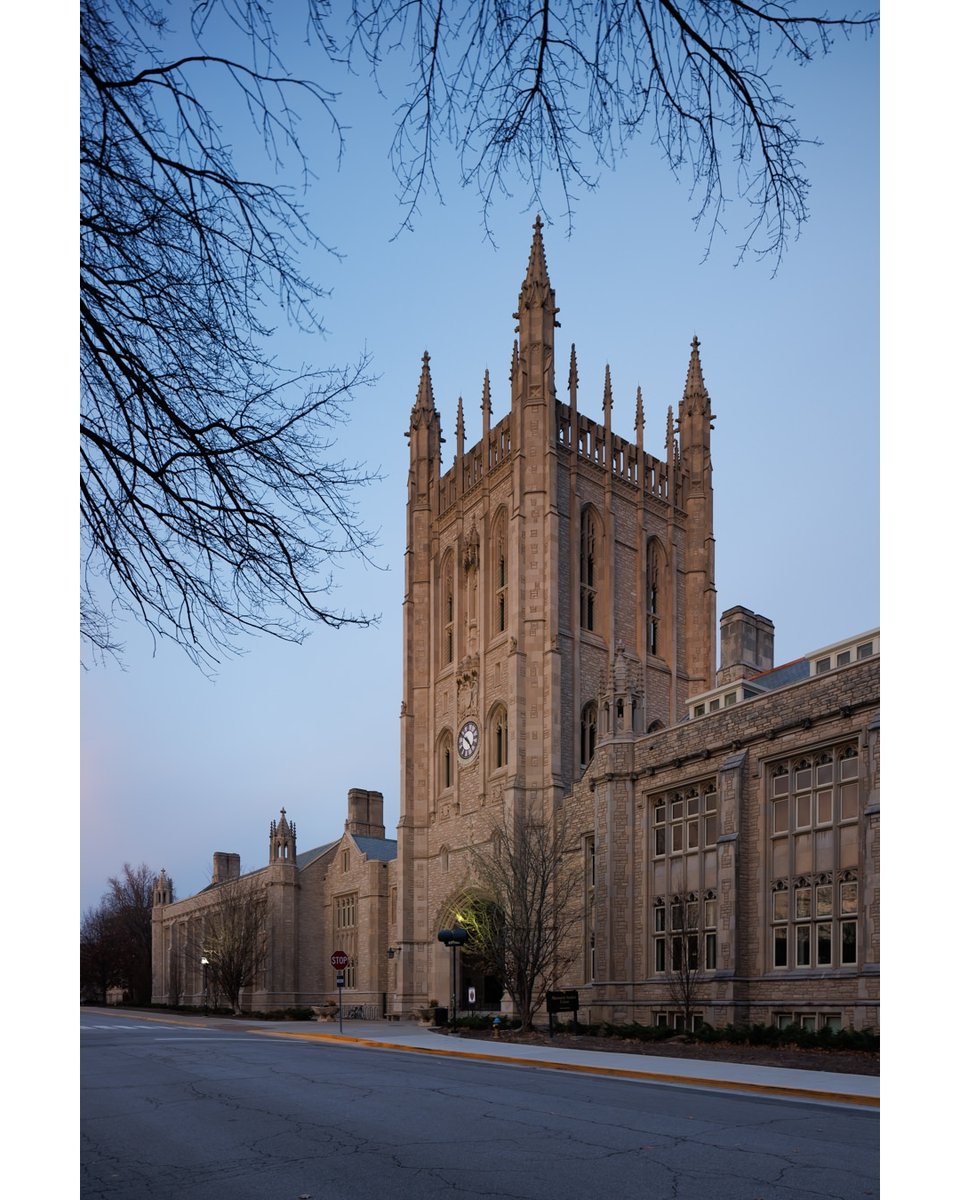 notleyhawkins's tweet photo. The Memorial Union on the campus of the University of Missouri in Columbia. Photography by Notley Hawkins. #missouri #mizzou #universityofmissouri #memorialunion #architecture #tower #clocktower #campus #college #university #dusk #tiltshiftlens #notlehawkins https://t.co/CmgJX3qQAm