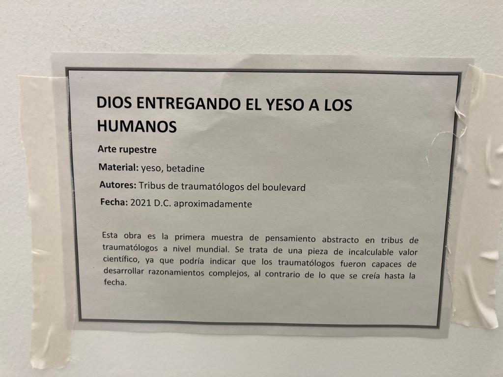 Hoy he decidido bajar por las escaleras y he descubierto unas pinturas rupestres que hicieron los primeros traumatólogos que habitaron el hospital.

"Dios entregando el yeso a los humanos" (1/3)