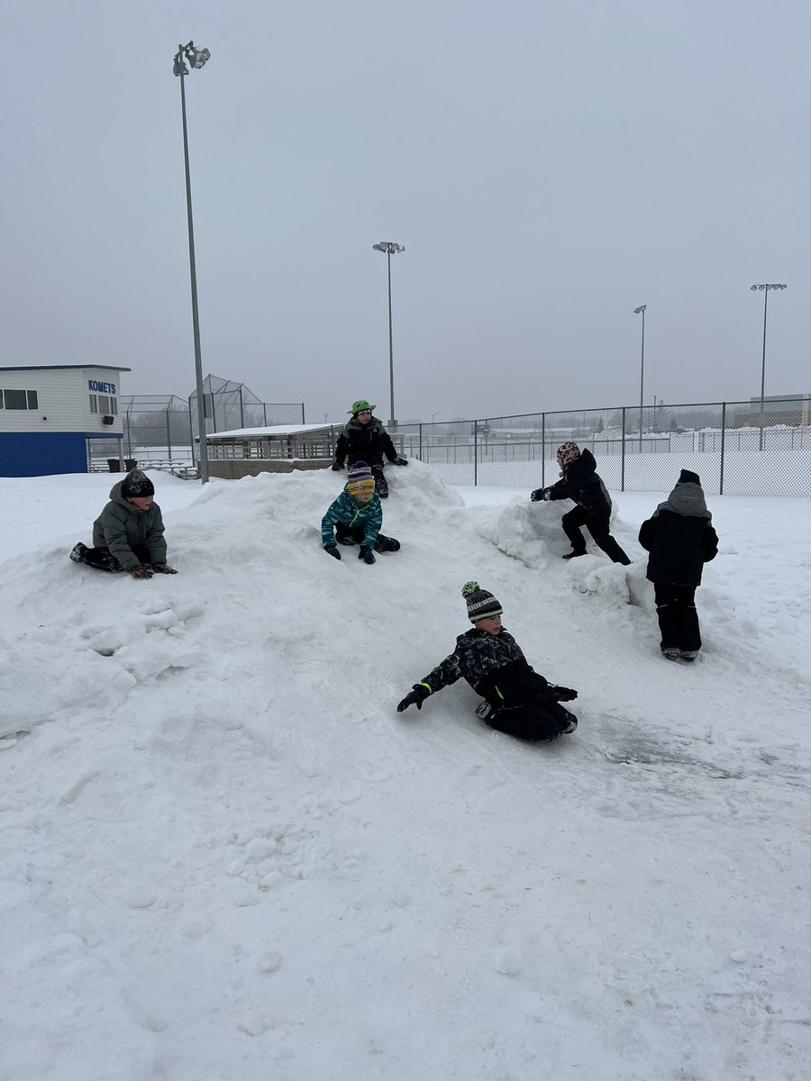 Sara_Akkerman's tweet photo. Grown-ups see a giant snow bank. These 1st graders see a sledding hill, fort base and a strategic strong hold. #recessisthebest #imagination #mnwinterfun https://t.co/FxZOKV7SXR