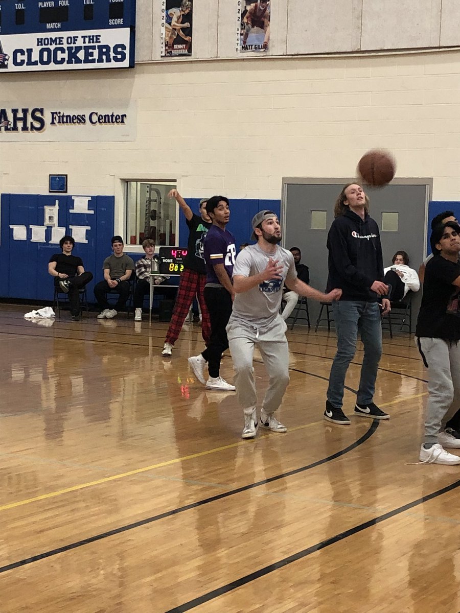 Basketball and ping-pong tourneys to end our Tuesday! Who do you think won…? #wellness #sportsmanship