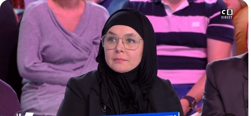 elodsil91's tweet image. elle est a disparu amele elle était la en début d emission.... et la elle est plus la !! Sympa sa reaction apres que tu lui ai offert une place de chroniqueuse  dans @tpmp a ta place je l aurai mauvaise !!  A ma place de telespectatrice ça ne passe pas du tt!!  @Cyrilhanouna 😡