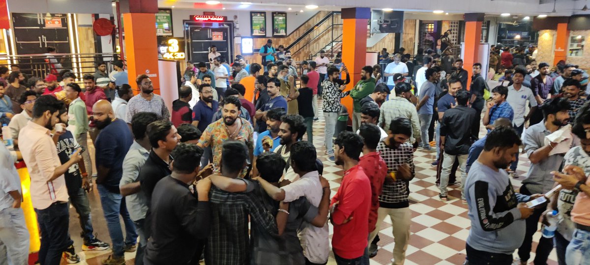 AfcKerala's tweet photo. Without Official Fans Association..
Without Audio Launch..
Without State Coming Promotions..
In Kerala Mass Crowd Waiting for #Thunivu 1AM Fdfs.

▪️Theatre: Vanitha Vineetha Edappally. https://t.co/wDzgvpYn8V