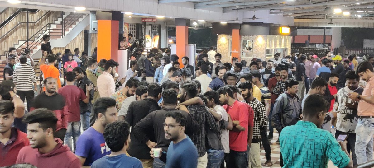 AfcKerala's tweet photo. Without Official Fans Association..
Without Audio Launch..
Without State Coming Promotions..
In Kerala Mass Crowd Waiting for #Thunivu 1AM Fdfs.

▪️Theatre: Vanitha Vineetha Edappally. https://t.co/wDzgvpYn8V