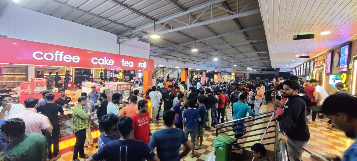 AfcKerala's tweet photo. Without Official Fans Association..
Without Audio Launch..
Without State Coming Promotions..
In Kerala Mass Crowd Waiting for #Thunivu 1AM Fdfs.

▪️Theatre: Vanitha Vineetha Edappally. https://t.co/wDzgvpYn8V