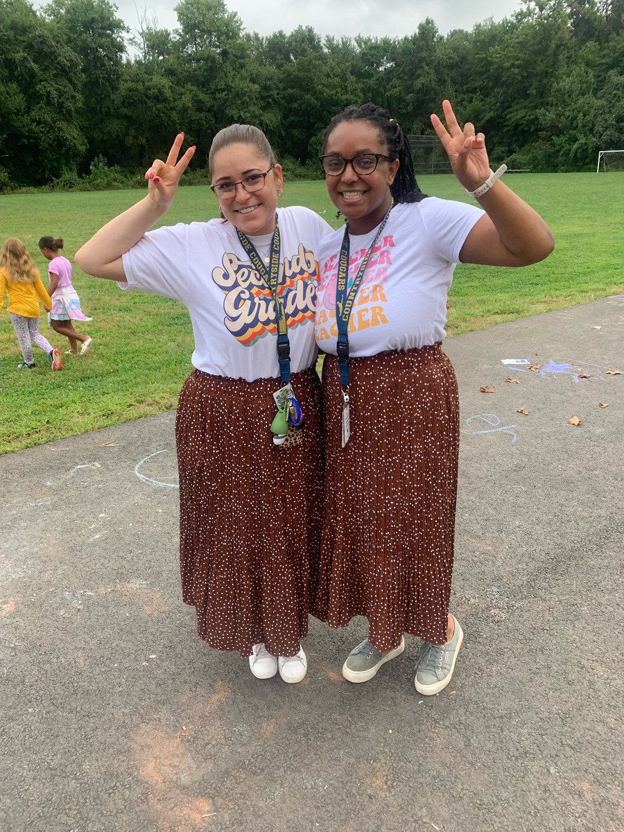 MrsCampaTweets's tweet photo. Miss Parry & I love to match in every season 🍂❄️ I think we need a Twin Day soon 👯♀️#Team2nd ✌️ @CountrysideElem https://t.co/OKkH8QUZzY