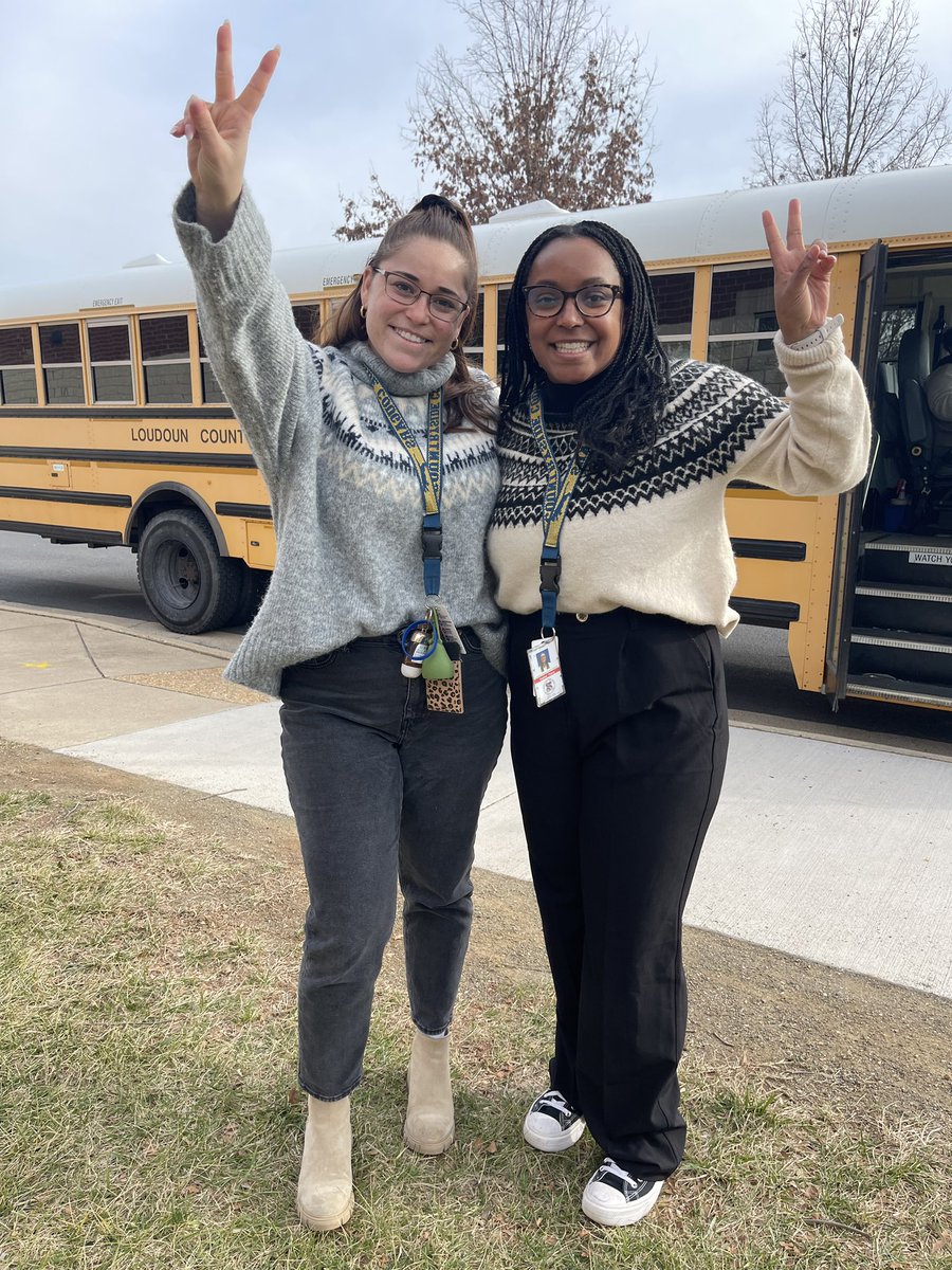 MrsCampaTweets's tweet photo. Miss Parry & I love to match in every season 🍂❄️ I think we need a Twin Day soon 👯♀️#Team2nd ✌️ @CountrysideElem https://t.co/OKkH8QUZzY