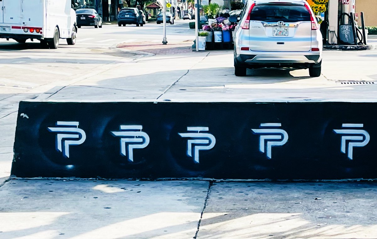 zoemcfox's tweet photo. Seeing @PhalaWorld #Pandroid signs everywhere 🤩
Seems like #Miami is ready for the game 😎☀️ https://t.co/P32M16Um5v