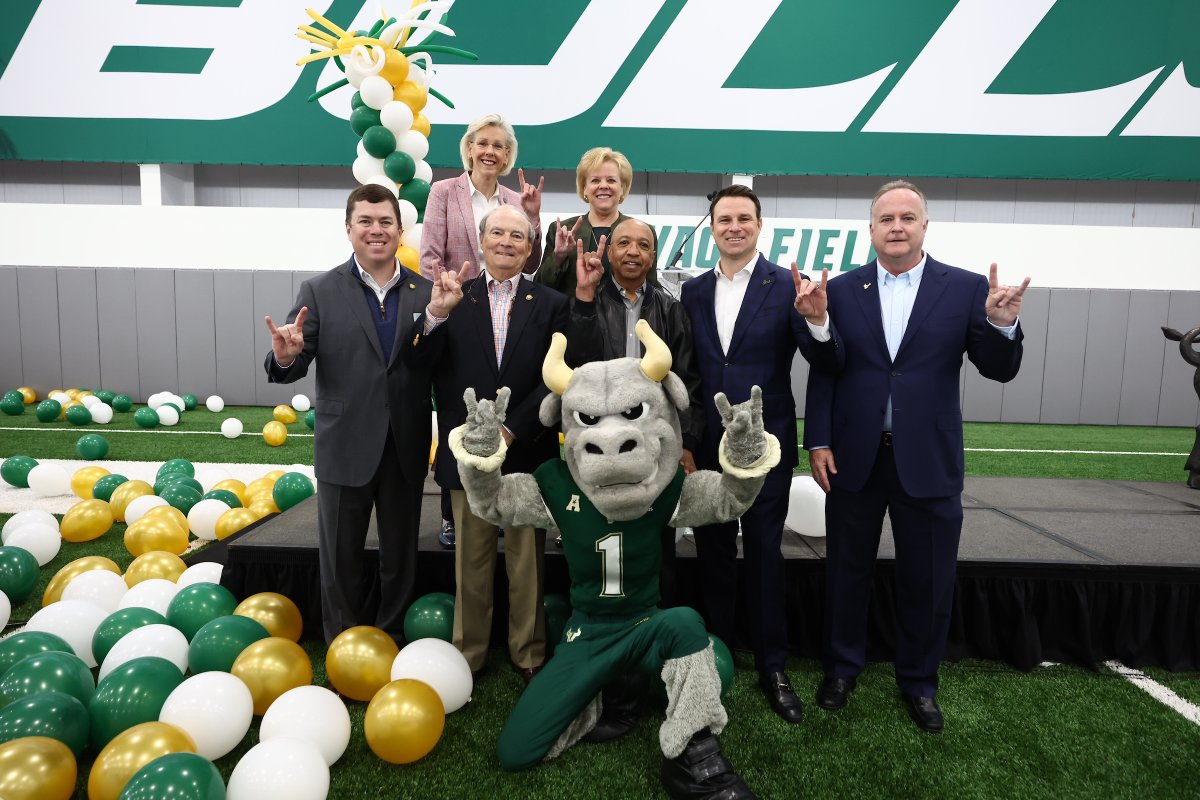 USFAthletics's tweet photo. Building facilities and the next generation of Bulls Nation!
#HornsUpπ€ | #USFIPF https://t.co/Q9MvoLWQjt