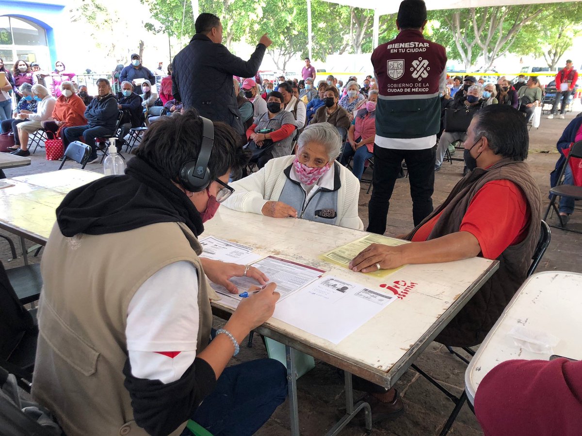 CDMX_PC_Coy's tweet photo. Hoy se realizó la Entrega de tarjetas de la Pensión para Personas Adultas Mayores en #ParqueCantera y #AlamedaSur. 💳🧓👵
Acciones directas que mejoran la calidad de vida, brinda independencia y autonomía a los beneficiarios.
El bienestar de Coyoacán se trabaja día con día 👏🏾♥️ https://t.co/DS9JzwChMz