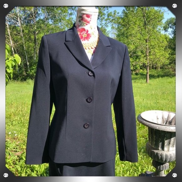 callaham1909's tweet photo. So good I had to share! Check out all the items I'm loving on @Poshmarkapp from @mmadonna40 @OmSamadhi1 #poshmark #fashion #style #shopmycloset #thesecretposhergame #lesuit: https://t.co/UO3Bm8lQZX https://t.co/Qt0IUVhdzT
