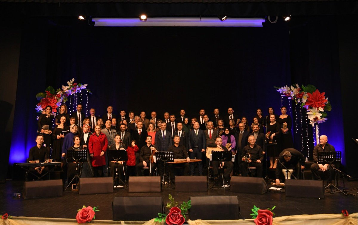 hbfettahoglu's tweet photo. Ortahisar Halk Eğitimi Merkezimiz tarafından sunulan "Şarkılar Bizi Söyler Biz de Şarkı Söyleriz" adlı Türk sanat müziği konserine katıldık. Birbirinden değerli sazların ve seslerin sahne aldığı bu muazzam gecede emeği geçenleri, gönülden kutluyorum.

@tcmeb https://t.co/FWpB1FSrgl