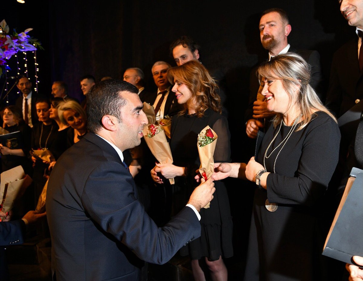 hbfettahoglu's tweet photo. Ortahisar Halk Eğitimi Merkezimiz tarafından sunulan "Şarkılar Bizi Söyler Biz de Şarkı Söyleriz" adlı Türk sanat müziği konserine katıldık. Birbirinden değerli sazların ve seslerin sahne aldığı bu muazzam gecede emeği geçenleri, gönülden kutluyorum.

@tcmeb https://t.co/FWpB1FSrgl