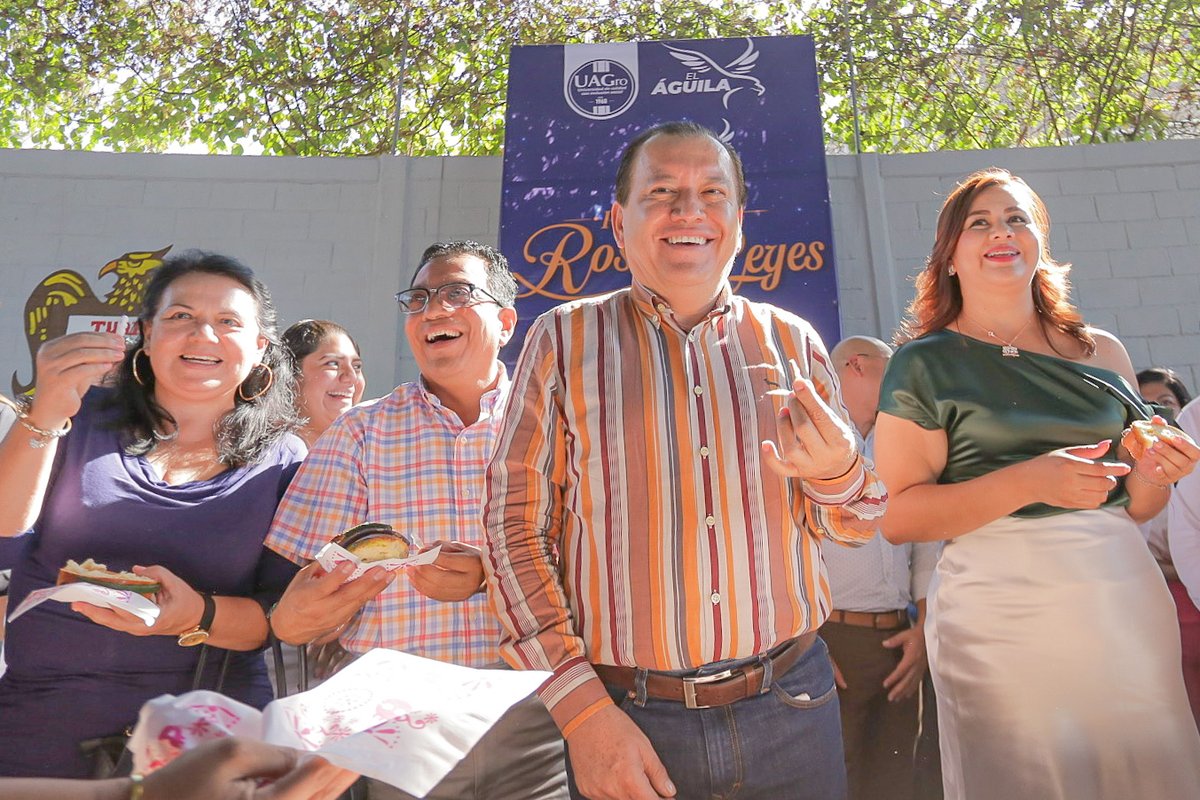 JavSaldana's tweet photo. La rosca de reyes es una celebración que simboliza la esperanza de un nuevo año lleno de oportunidades. En ese mismo espíritu, acompañamos a los estudiantes, docentes y directivos de la Zona Acapulco a partir rosca. https://t.co/oZhsLNyoyG