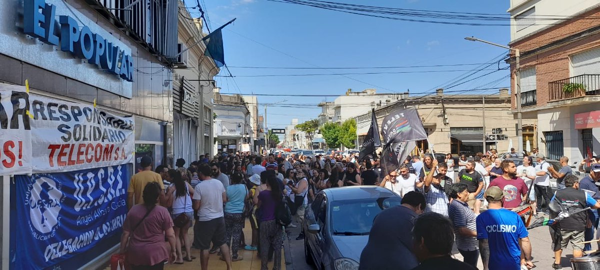 PrensaFATPREN's tweet photo. #Olavarría ‼️ Gran movilización unitaria en respaldo a lxs trabajadorxs de @elpopularmedios | 

El dirigente de FATPREN, @flaviolramirez, acompañó con una delegación la convocatoria de @APOperiodistas y @SATSAIDnacional por el pago de salarios

Más info ➡️ https://t.co/PCAyIB6dsB https://t.co/YKtKvCw2bU