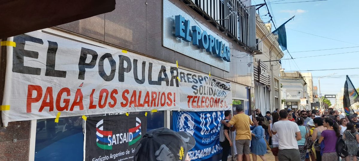 PrensaFATPREN's tweet photo. #Olavarría ‼️ Gran movilización unitaria en respaldo a lxs trabajadorxs de @elpopularmedios | 

El dirigente de FATPREN, @flaviolramirez, acompañó con una delegación la convocatoria de @APOperiodistas y @SATSAIDnacional por el pago de salarios

Más info ➡️ https://t.co/PCAyIB6dsB https://t.co/YKtKvCw2bU