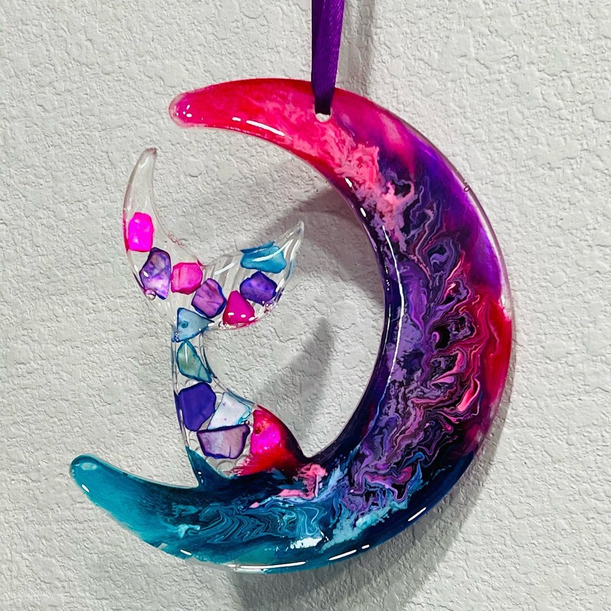 Rachi_Ann's tweet photo. Just a few of the things available on https://t.co/JsZWGqRwoH 
My kids love to hang these crescent moons from their bedroom door knobs. Or above their beds! #JandACreationsNV #resinart #moon #shopetsy #giftideas #dormdecor #kidsandteens https://t.co/X4Z3upMl0M
