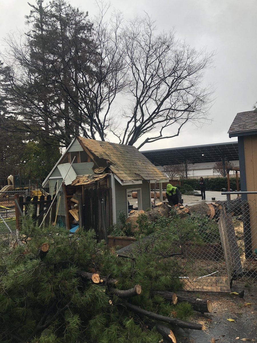 Campbell95008's tweet photo. #Atmosphericriver #Atmosphericrivers #stormdamage #CaStormdamage #SantaClaraCounty #CampbellCA
Location:  Preschool at Winchester/Hamilton #luckyfall https://t.co/9uWC6aEiqH