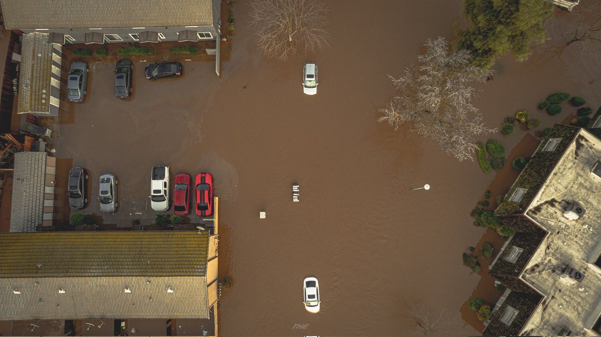 swearvinearvin's tweet photo. A closer look of what's happening right now. Please evacuate the area. Merced and nearby towns like Planada are facing big floods. This is happening near N bear Creek Dr and 16th st. Be safe and take care. Sad to see our residents being evacuated. https://t.co/Ad1IZi3VIu