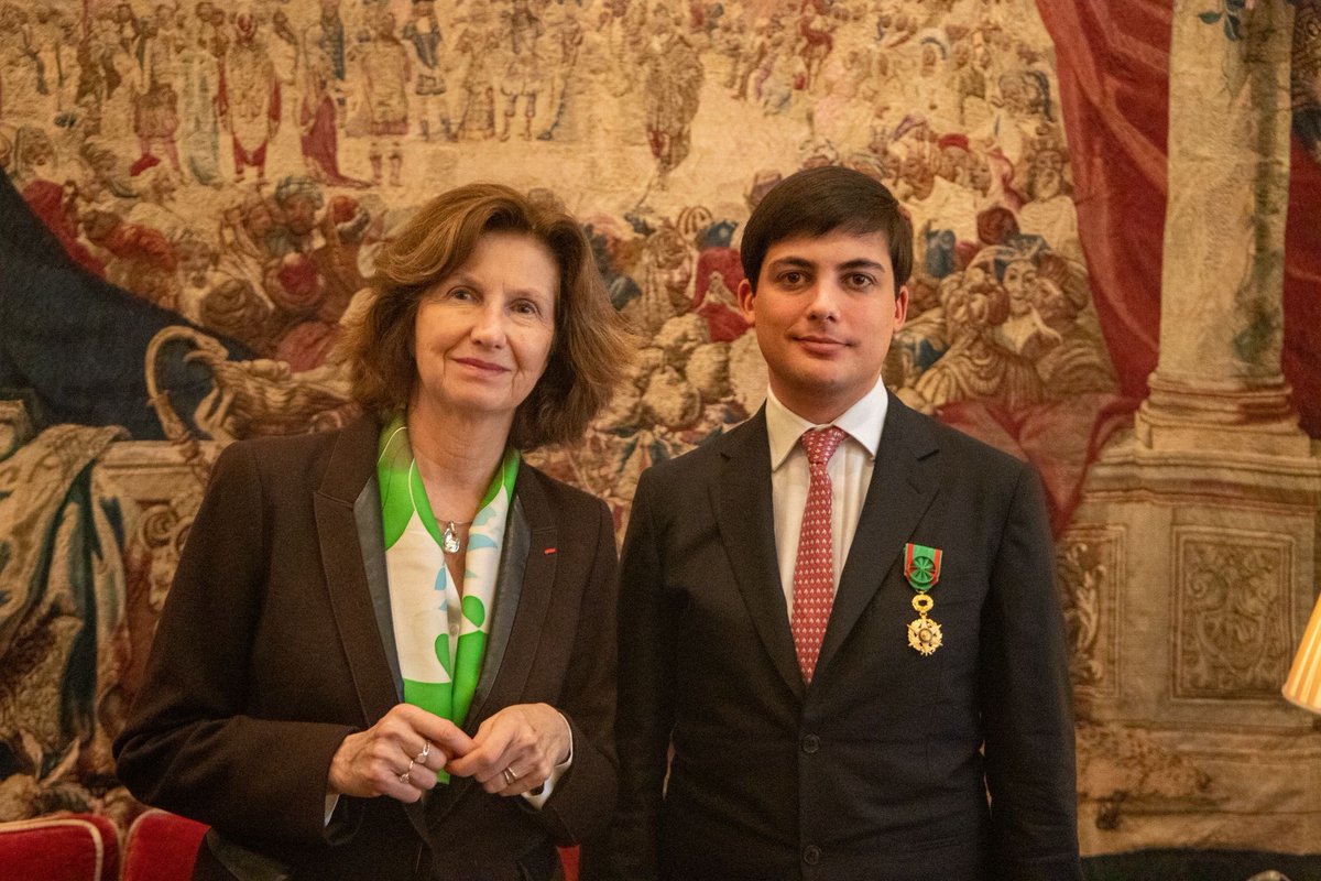 CharlesCOUEDIC's tweet photo. Ce matin j’ai eu l’honneur de recevoir la croix d’officier de l’ordre du Mérite Agricole des mains de Mme @AmbDuchene, ambassadrice @FranceintheUK. 

Celle-ci m’a été attribuée par @J_Denormandie alors ministre @Agri_Gouv sur proposition de @MinColonna alors ambassadrice. https://t.co/4YR6FqLsOB