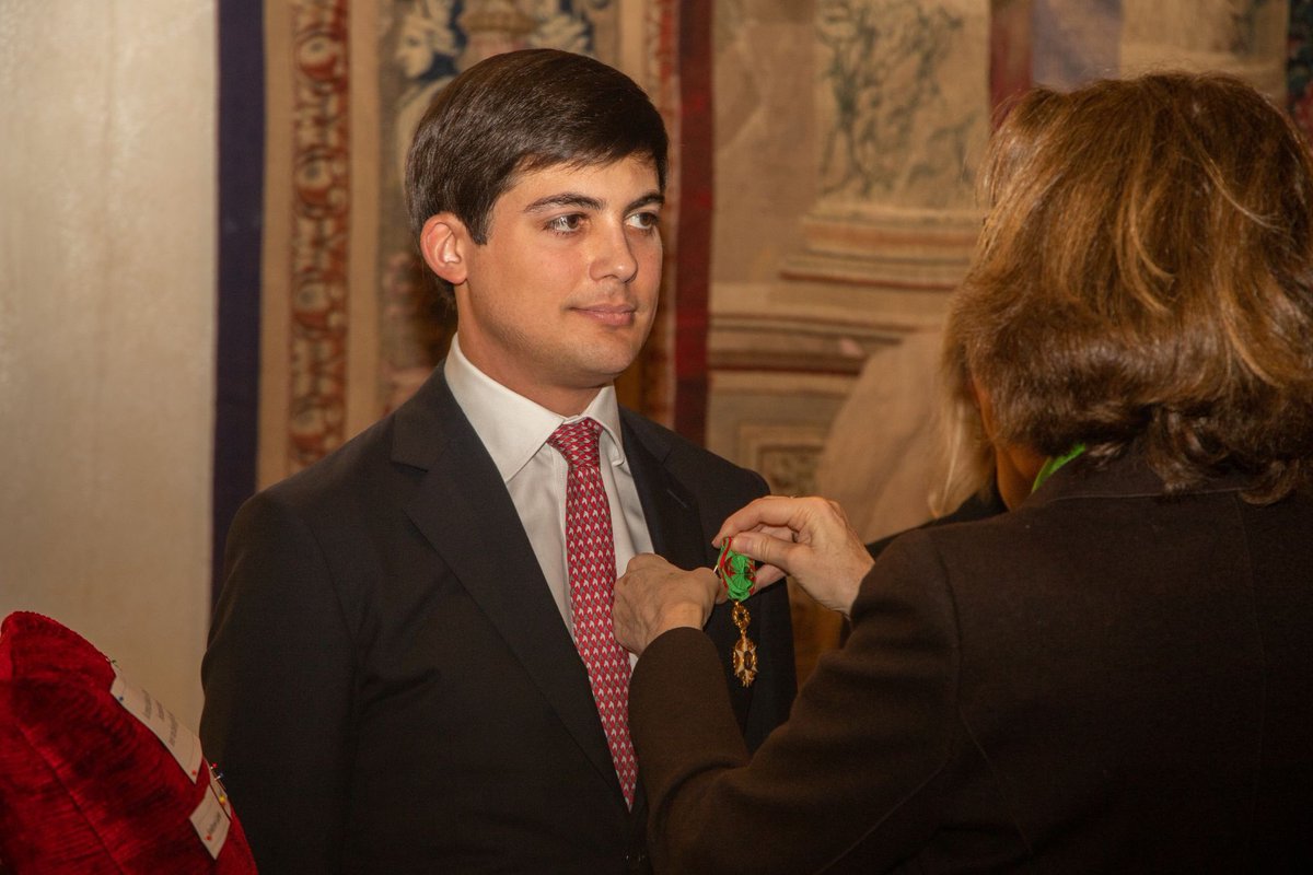 CharlesCOUEDIC's tweet photo. Ce matin j’ai eu l’honneur de recevoir la croix d’officier de l’ordre du Mérite Agricole des mains de Mme @AmbDuchene, ambassadrice @FranceintheUK. 

Celle-ci m’a été attribuée par @J_Denormandie alors ministre @Agri_Gouv sur proposition de @MinColonna alors ambassadrice. https://t.co/4YR6FqLsOB