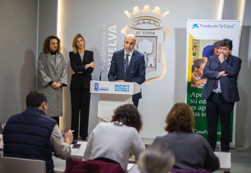 El programa #CaixaProInfancia de @FundlaCaixa llega a Huelva con el objetivo de romper el círculo de la pobreza en las familias más desfavorecidas y ofrecer oportunidades de futuro a los más pequeños. Impulsando su presente para construir su mañana
