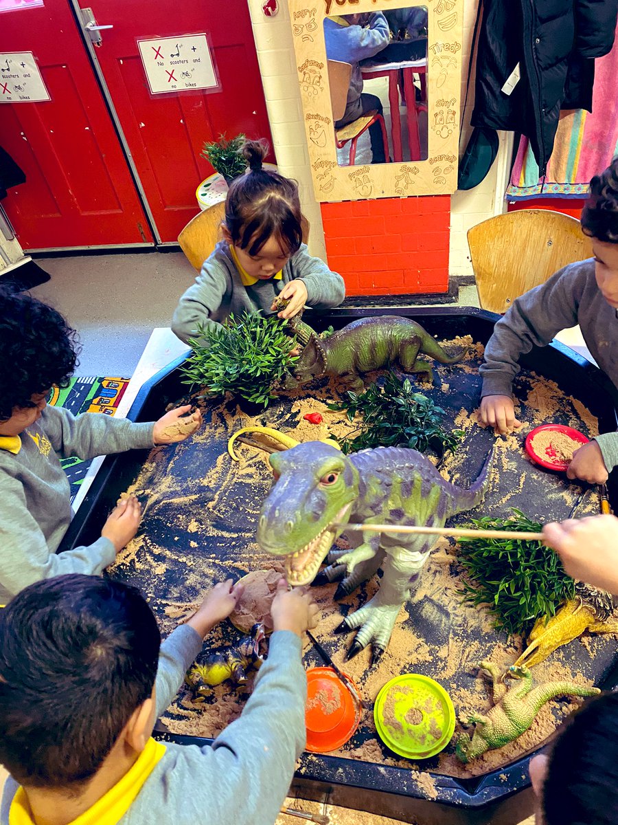 mrsrachelreay's tweet photo. Another exciting day full of fun and learning…. Writing menus independently, exploring dinosaur world and acting out ‘arctic’ stories using their very own stick puppets #childleadlearning #seasons #winter #eyfs @NancyHeadlam @shirleymouellef @ReayPrimary https://t.co/gUP5JvAiFv