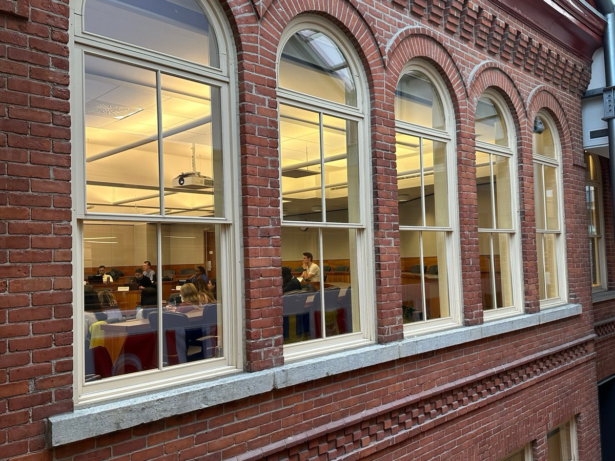 SmithQueensMBA's tweet photo. To all our #SmithStudents, welcome back to the classroom! We wish you a productive winter term.
#GoodesHall #BackToSchool https://t.co/U3kzK0abSq
