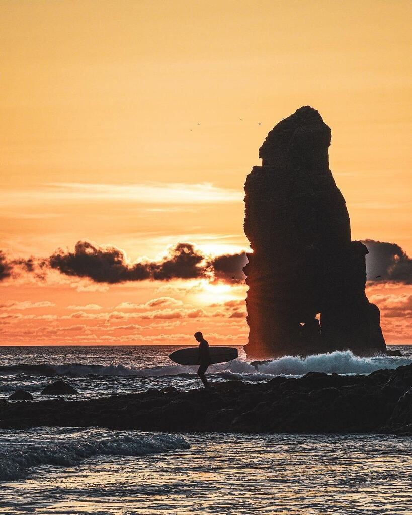 Photo by @hugo__amaro_ 🌤✨ [sunset memory]
•
#saomiguelisland #azoresislands #sunsetlovers #photoshoot #surflife #portugalcomefeitos #visual_square #outdoortones #folkscenery #thegreatplanet #naturephotography #ocean #shotzdelight #sunsets #stayandwander #staytuned #fotocatch…