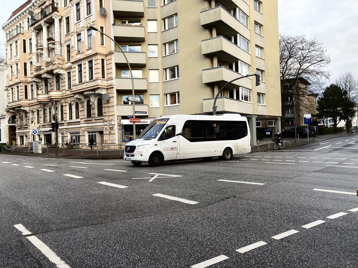 GeorgAlbrecht1's tweet photo. es muss in #Hamburg nicht immer ein #CapaCityL #Großraumbus sein. manchmal reicht offenbar auch ein #Sprinter.  aber Hauptsache #Mercedes! 😆 #VHH #HVV https://t.co/rwvFXMG7SY