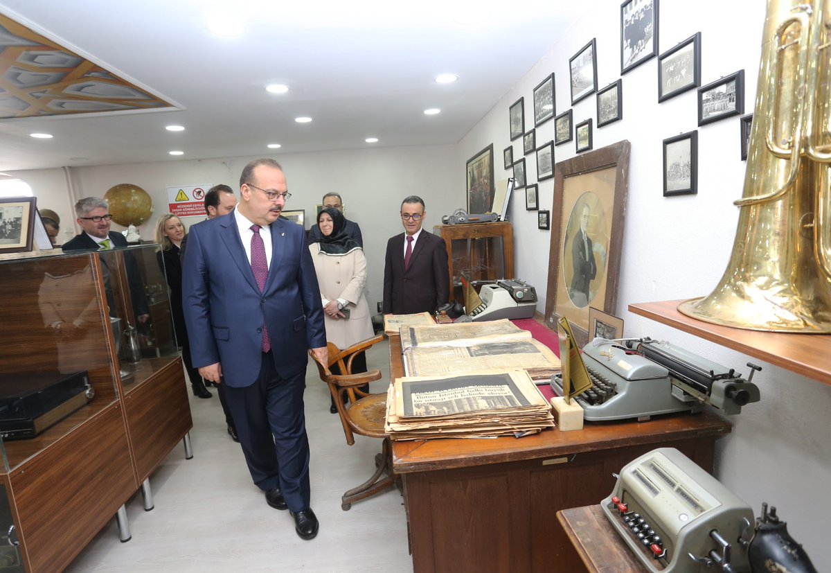 BursaKiz_Lisesi's tweet photo. Bursa Valimiz @YakupCanbolat , İl Milli Eğitim Müdürümüz @serkangur_bursa ve beraberinde ki heyet okulumuzu ziyaret ederek öğretmen ve öğrencilerimizle bir araya geldi. https://t.co/nizQvUFesu