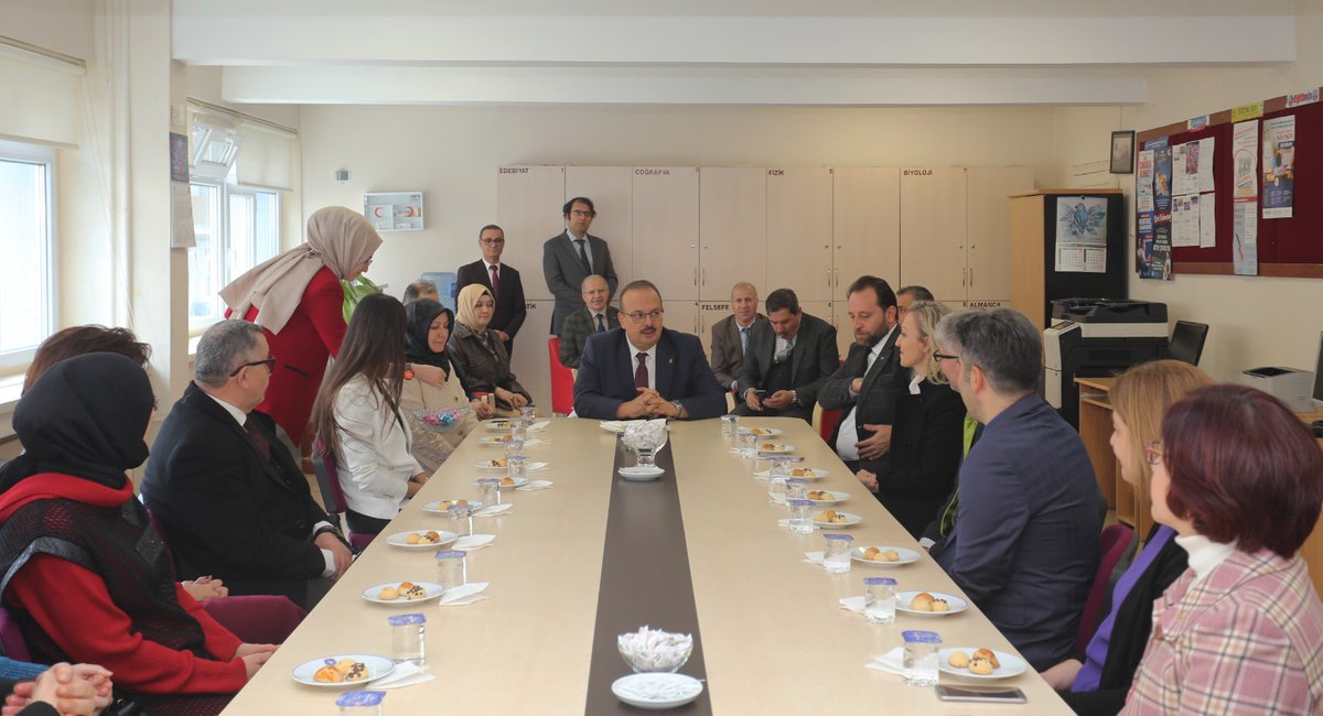 BursaKiz_Lisesi's tweet photo. Bursa Valimiz @YakupCanbolat , İl Milli Eğitim Müdürümüz @serkangur_bursa ve beraberinde ki heyet okulumuzu ziyaret ederek öğretmen ve öğrencilerimizle bir araya geldi. https://t.co/nizQvUFesu