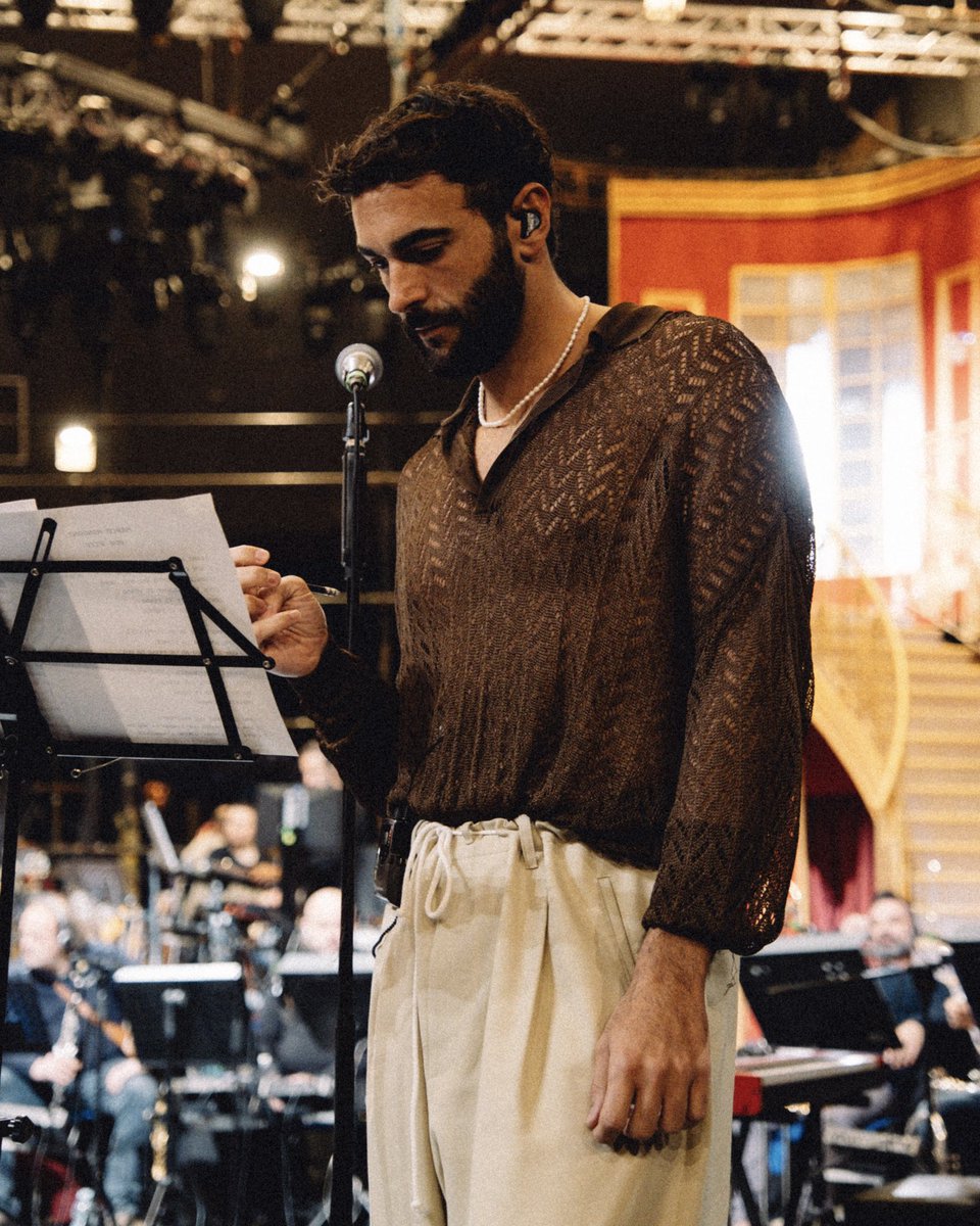 mengonimarco's tweet photo. Il 2023 inizia a due vite.
Anzi, dalle prove direi che inizia con tante vite che si incontrano e suonano.
Sentirla suonata dall’orchestra non è per niente un regalo scontato per questo anno che verrà.
Orchestra ❤️
@SanremoRai 
#Sanremo2023 https://t.co/I3dADVKPJn