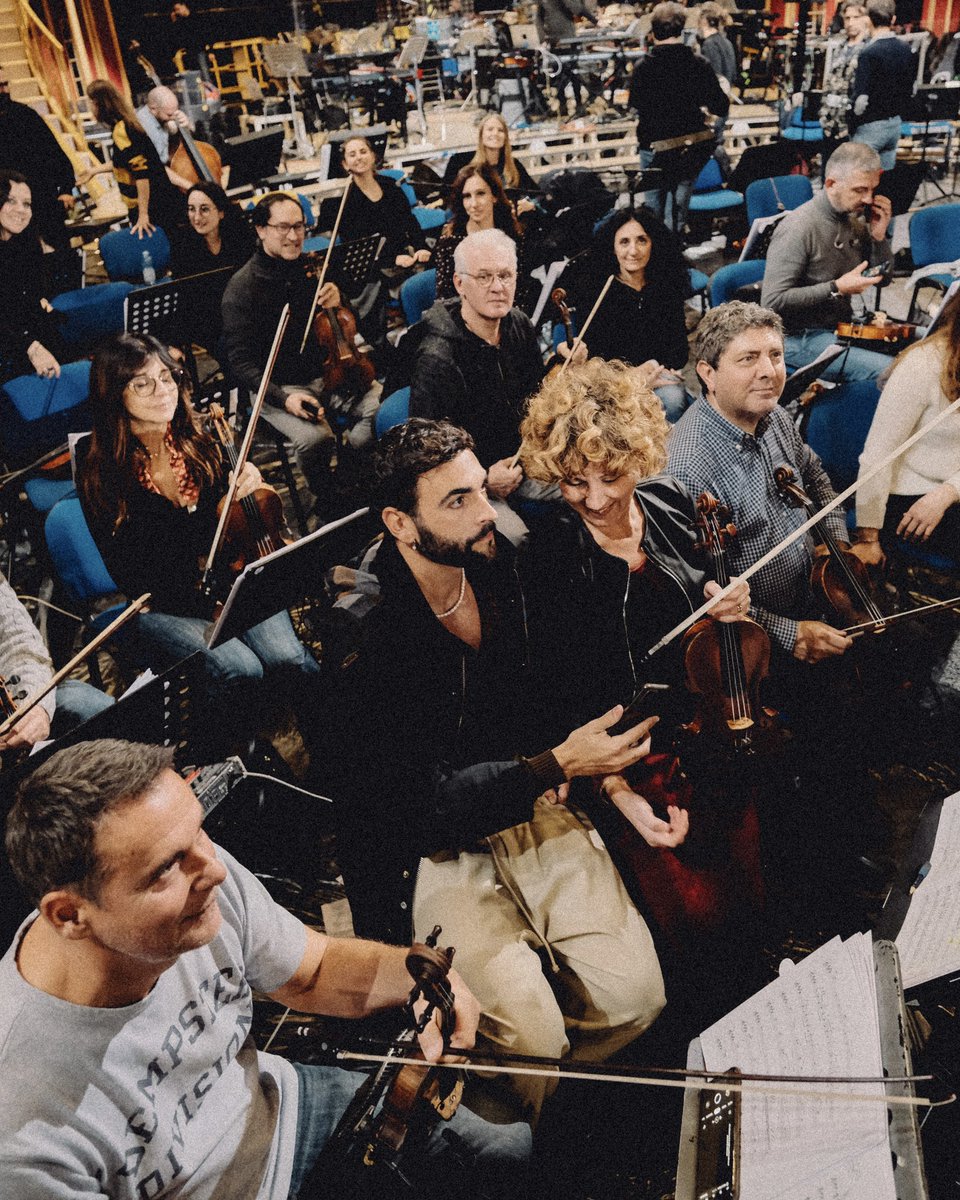 mengonimarco's tweet photo. Il 2023 inizia a due vite.
Anzi, dalle prove direi che inizia con tante vite che si incontrano e suonano.
Sentirla suonata dall’orchestra non è per niente un regalo scontato per questo anno che verrà.
Orchestra ❤️
@SanremoRai 
#Sanremo2023 https://t.co/I3dADVKPJn