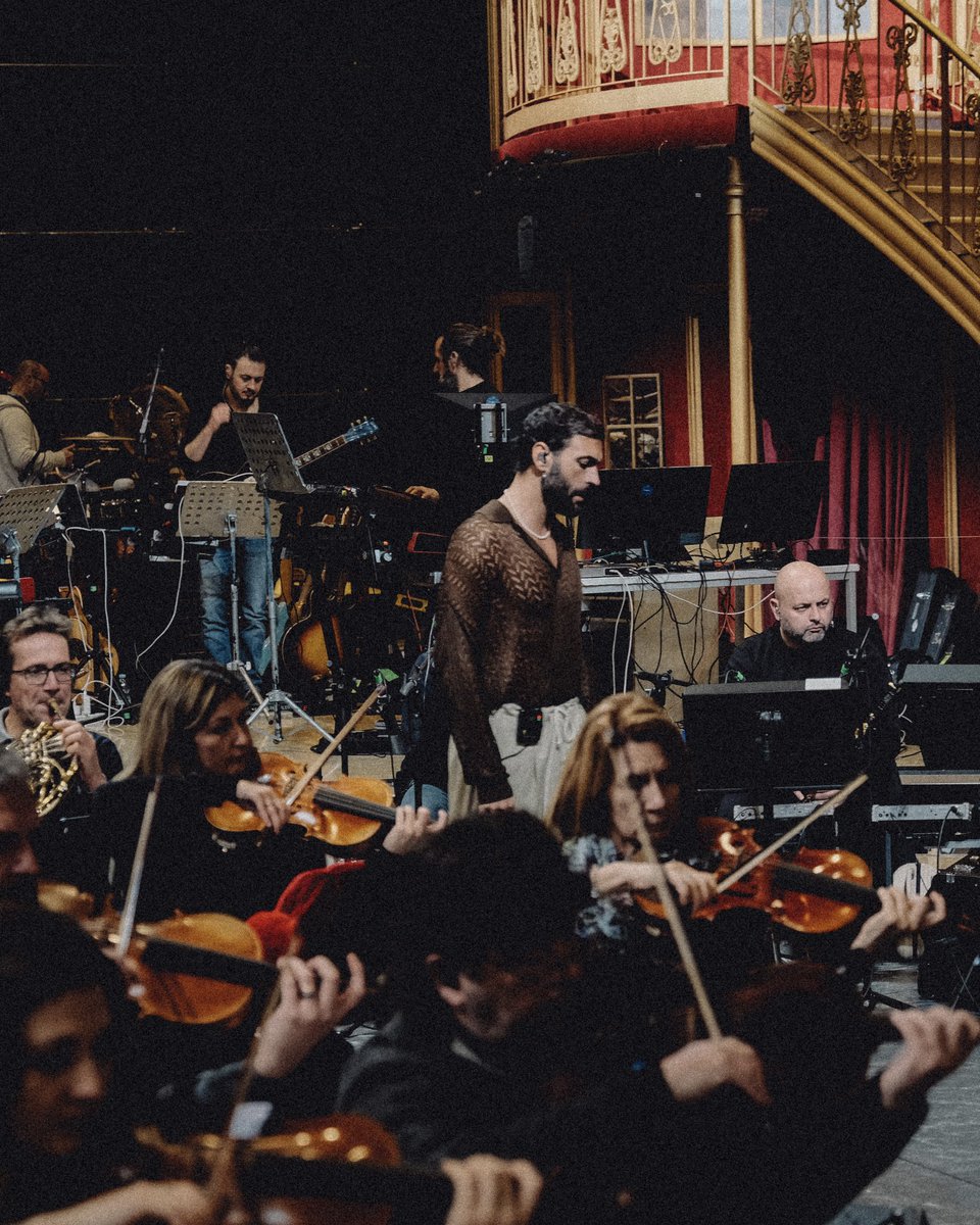 mengonimarco's tweet photo. Il 2023 inizia a due vite.
Anzi, dalle prove direi che inizia con tante vite che si incontrano e suonano.
Sentirla suonata dall’orchestra non è per niente un regalo scontato per questo anno che verrà.
Orchestra ❤️
@SanremoRai 
#Sanremo2023 https://t.co/I3dADVKPJn