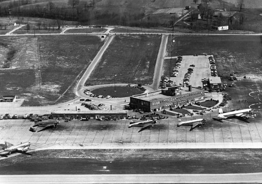 CincyShirts's tweet photo. #Onthisday in 1947 at 9:23 a.m, the 1st commercial flights landed at Cincinnati's airport (@CVGairport). ✈️  #OTD #CVGnext #CincyHistory https://t.co/vtQr0rZU6w