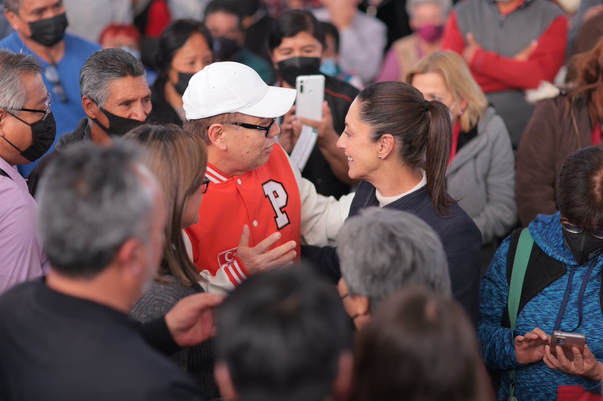 Claudiashein's tweet photo. Hoy junto a @A_MontielR y @ClaraBrugadaM entregamos en Iztapalapa 2 mil Tarjetas del Bienestar de la Pensión para Adultos Mayores. Un derecho que representa el Humanismo Mexicano del Presidente @lopezobrador_ . https://t.co/1qukRrqjn6