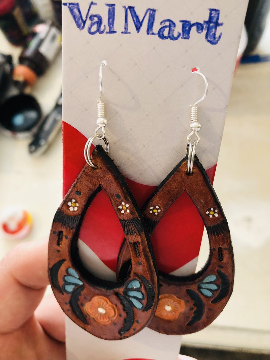 XimenaM60162071's tweet photo. Me gusta me gusta lo que ando haciendo oigan jajaja #ValMart #customleather #FelizMartesATodos #CHIHUAHUA https://t.co/r1iI3CtORt