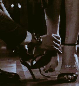 malook_kaleri's tweet image. عورت مجبوری بیچتی ہے 
مرد مجبوری خریدتا ہے ۔۔۔۔۔
جس روز یہ توازن برابر ہو گیا
 تب مجبوری کے سودے کا بھاو لگنا بند ہو جائے گا ۔۔۔۔۔محافظ کو محافظ کا کردار اور امانت کو تقدس کا حق واپس مل جائے گا ۔۔۔۔۔
#syco