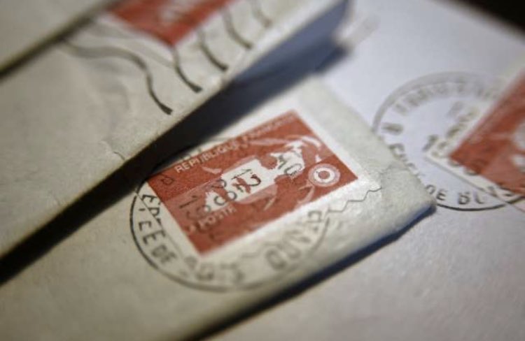 parisbynightand's tweet photo. 📌 Vu du Royaume-Uni. L’e-lettre rouge, la poste française a perdu la tête ! L’abandon, le 1er janvier, du timbre rouge des lettres prioritaire au profit d’un courriel électronique envoyé depuis le site de la Poste, https://t.co/2LS3yp2JSb
