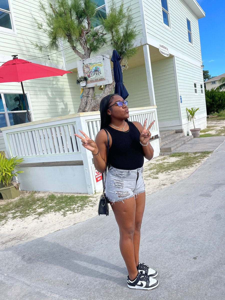 cute likkle miss 🖤